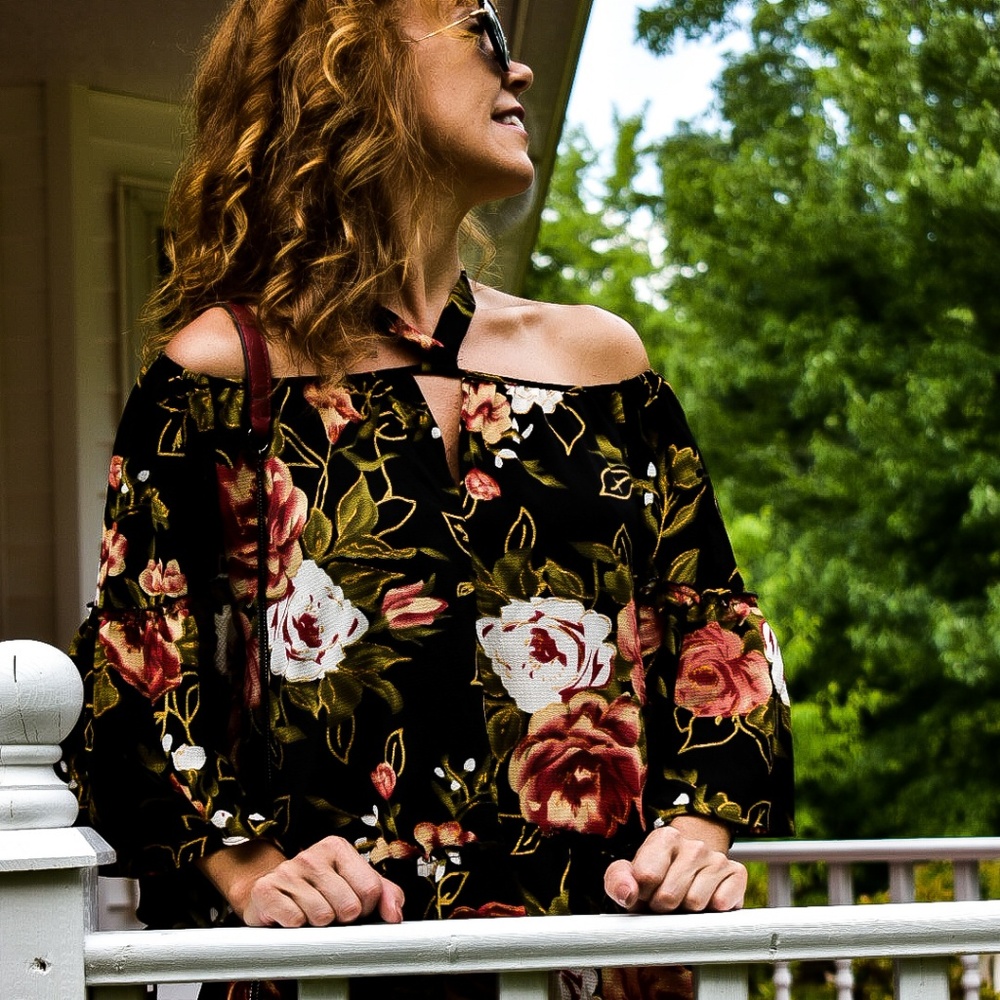 BELLA FLORAL PRINT OFF THE SHOULDER TOP in Black